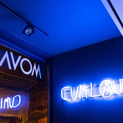 cum_laude_parede_neon